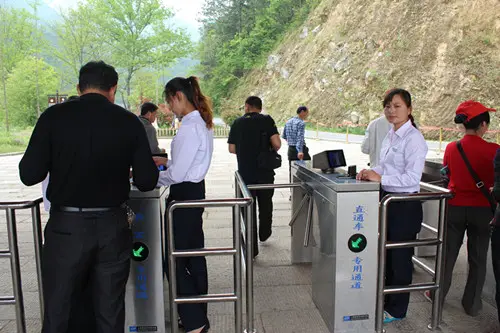 那么景區(qū)通道閘如何選擇？景區(qū)通道閘選擇要注意哪些問題？